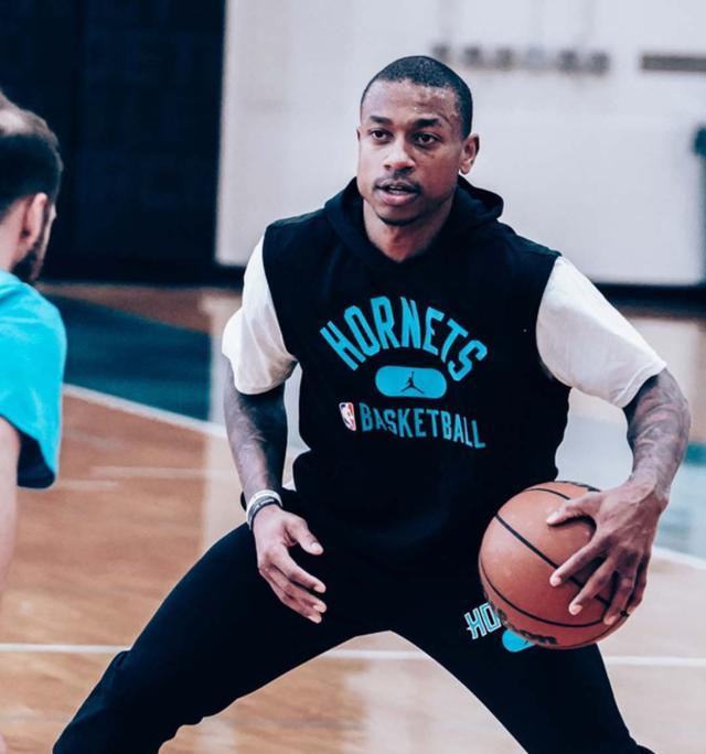 雄鹿连续两 雄鹿连续两